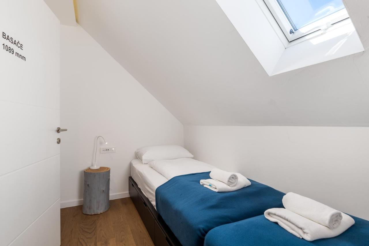 Modern Alpine Monsalbius Chalet Baske Ostarije Exteriör bild
