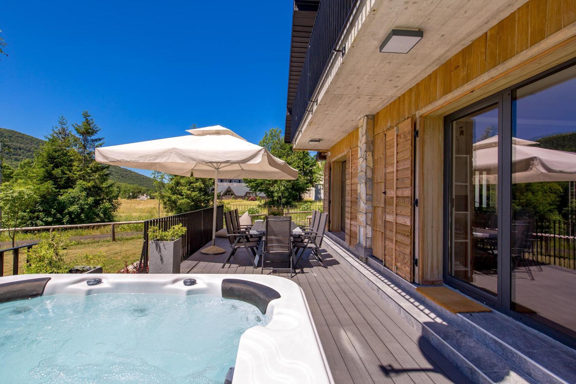 Modern Alpine Monsalbius Chalet Baske Ostarije Exteriör bild
